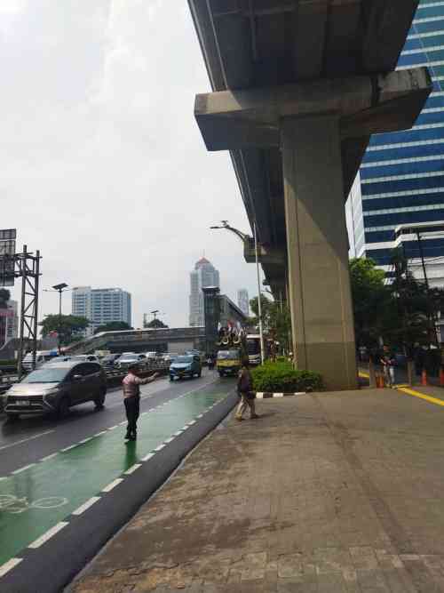 KNARA Datang dengan 6 Bus dan Keranda Mayat, Ada Apa di Depan Kementerian UMKM?