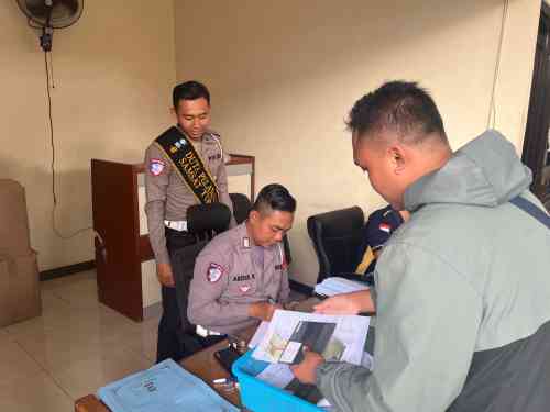 Ramai di Pinggir Jalan Tuban, Warga Kaget Polantas Tuban Justru Layani Urusan SIM dan STNK
