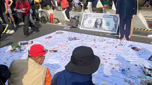 BEM UI Turun ke CFD, Orasi Kritis dan Tanda Tangan Warga Warnai Pagi Jakarta