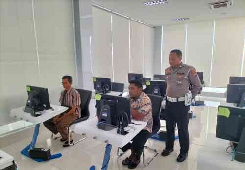 Suasana Pagi Berubah Hangat, Polantas Tuban Layani Konsultasi SIM, STNK dan BPKB Langsung di Tengah Warga Tuban