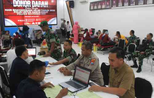 Babinsa Kodim Bojonegoro Ikuti Donor Darah Hari Bhayangkara Tahun 2026