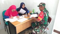 Dalam kegiatan komsos bersama petugas kesehatan Puskesmas, Babinsa juga melakukan pemeriksaan kesehatan