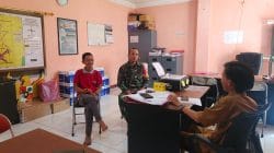 Babinsa Aktif Lakukan Komsos Dengan Staf Desa Demi Terciptanya Kamtibmas