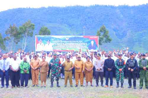Kodim 1714/PJ dan Polri Berikan Dukungan Penuh Bersama Pemda Kab. Puncak Jaya Dalam Penyerahan SK Pengangkatan CPNS Formasi Tahun 2024