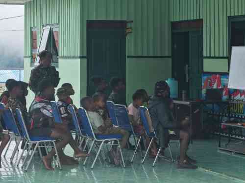 Lewat Nobar Piala Dunia 2026, Kodim 1714/Puncak Jaya Perkuat Silaturahmi dengan Warga