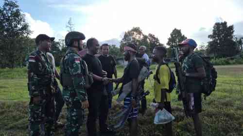 Yonif 410/Alugoro berhasil merebut hati 37 OPM kembali ke NKR