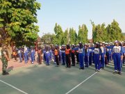 Tumbuhkan Disiplin Dan Jiwa Korsa Sejak Dini, Babinsa Plosokerep Latih PBB Siswa Baru SMPN 8 Blitar