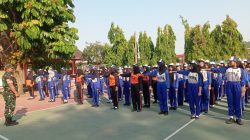 Tumbuhkan Disiplin Dan Jiwa Korsa Sejak Dini, Babinsa Plosokerep Latih PBB Siswa Baru SMPN 8 Blitar