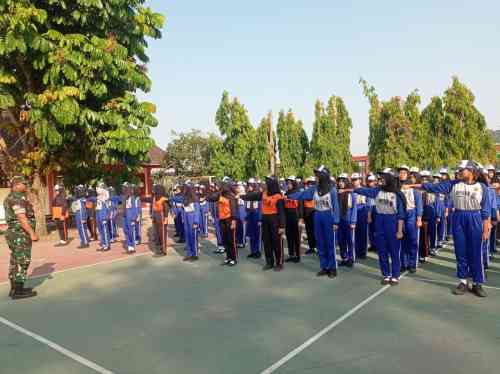 Tumbuhkan Disiplin Dan Jiwa Korsa Sejak Dini, Babinsa Plosokerep Latih PBB Siswa Baru SMPN 8 Blitar Tumbuhkan Disiplin Dan Jiwa Korsa Sejak Dini, Babinsa Plosokerep Latih PBB Siswa Baru SMPN 8 Blitar