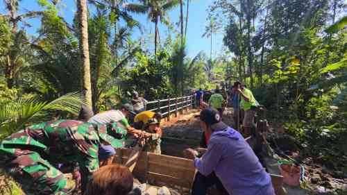 Percepat Pembangunan Infrastruktur, Sertu Hary Bersama Warga Gelar Pengecoran Jembatan Aramco