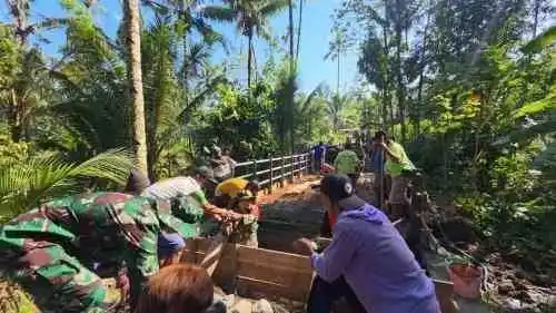 Percepat Pembangunan Infrastruktur, Sertu Hary Bersama Warga Gelar Pengecoran Jembatan Aramco
