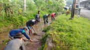 Bersatu dengan Alam, Serda Dwi Aprianto Bersama Warga Slorok Bersihkan Aliran Irigasi Sawah