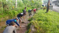 Bersatu dengan Alam, Serda Dwi Aprianto Bersama Warga Slorok Bersihkan Aliran Irigasi Sawah