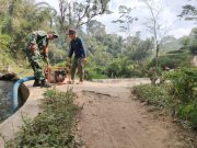 Antisipasi Kekeringan, Babinsa Sidomulyo Sertu Krida Dwi Bantu Pengairan Sawah Gunakan Pompa Air