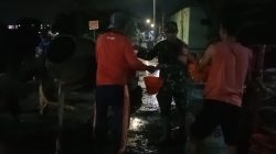 Wujudkan Kemanunggalan TNI-Rakyat, Serka Anton Bersama Warga Gotong Royong Cor Jembatan Garuda