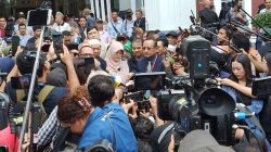 Pendukung Dr Tifa Lakukan Orasi dan Konpers di Depan PN Jakarta Timur