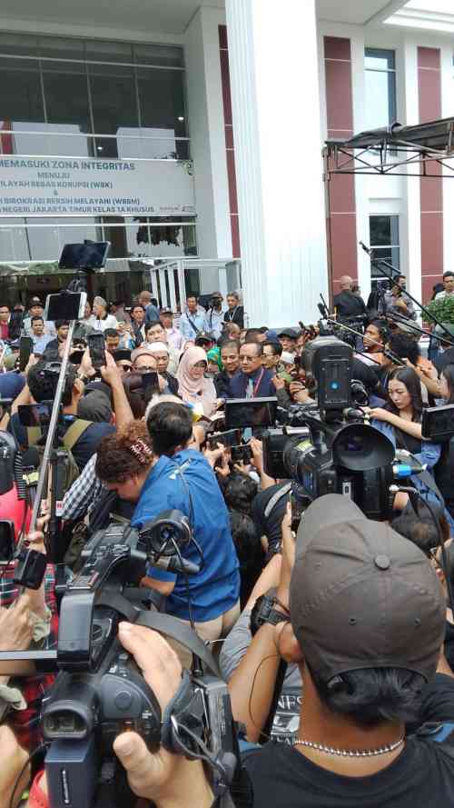 Pendukung Dr Tifa Lakukan Orasi dan Konpers di Depan PN Jakarta Timur