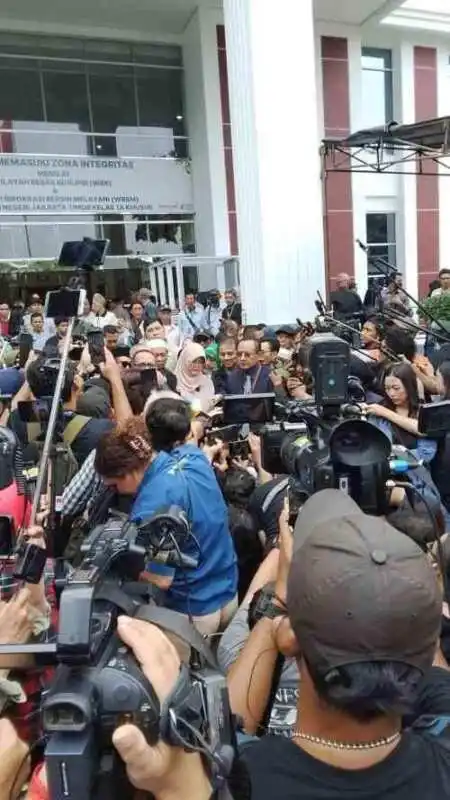 Pendukung Dr Tifa Lakukan Orasi dan Konpers di Depan PN Jakarta Timur