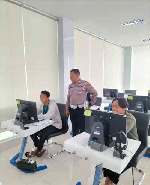 Polantas Tuban Bikin Pengendara Berhenti Sukarela, Konsultasi SIM, STNK dan BPKB Jadi Sorotan