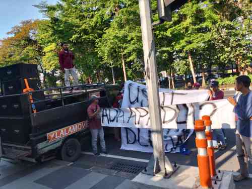 Tak Puas Penanganan Kasus ESDM, Massa Datangi Kejati Jatim Minta Penyidikan Diperluas Tak Puas Penanganan Kasus ESDM, Massa Datangi Kejati Jatim Minta Penyidikan Diperluas
