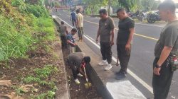 Jumat Bersih, Personel Kodim 1505/Tidore Sigap Bersihkan Selokan Tertimbun Longsor