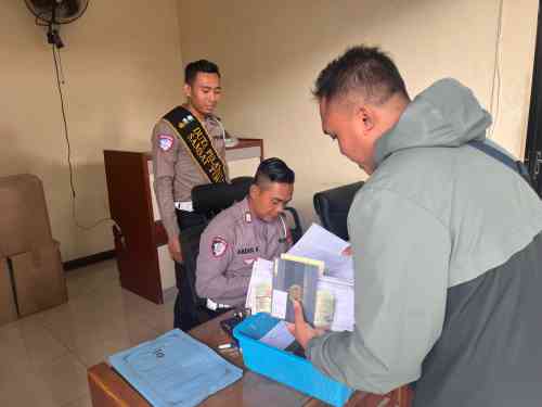 Program Polantas Tuban Menyapa Permudah Warga Urus SIM, STNK, hingga BPKB di Tuban Program Polantas Tuban Menyapa Permudah Warga Urus SIM, STNK, hingga BPKB di Tuban