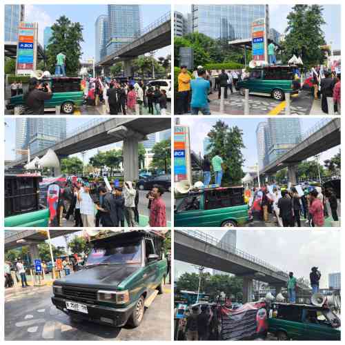 Puluhan Demonstran Desak Transparansi Pengadaan Rudal BrahMos di Depan Kedubes India Puluhan Demonstran Desak Transparansi Pengadaan Rudal BrahMos di Depan Kedubes India
