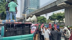 Aparat Kawal Aksi PPRD di Depan Gedung Kemenaker RI