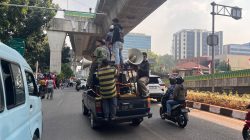 Orasi Bergantian Warnai Aksi di Kantor PLN Jakarta Selatan