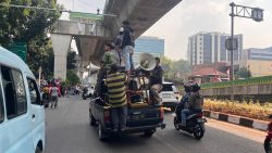 Orasi Bergantian Warnai Aksi di Kantor PLN Jakarta Selatan