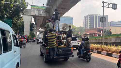 Orasi Bergantian Warnai Aksi di Kantor PLN Jakarta Selatan