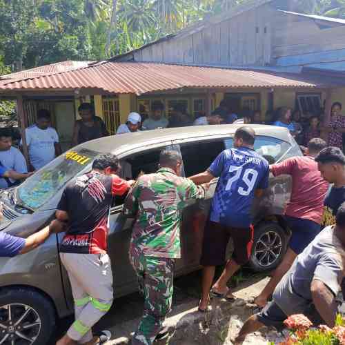 Aksi Cepat Babinsa Babinsa Koramil 1505-05/Sofifi Bersama Warga Evakuasi Mobil Kecelakaan 