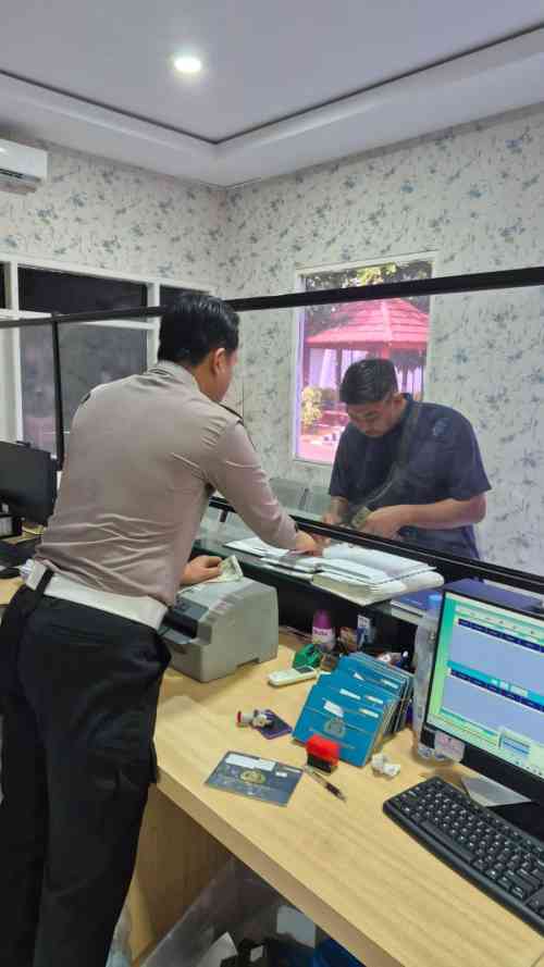 Dari Sopir hingga Ibu Rumah Tangga, Warga Tuban Padati Layanan Polantas Tuban Urus STNK dan BPKB Dari Sopir hingga Ibu Rumah Tangga, Warga Tuban Padati Layanan Polantas Tuban Urus STNK dan BPKB