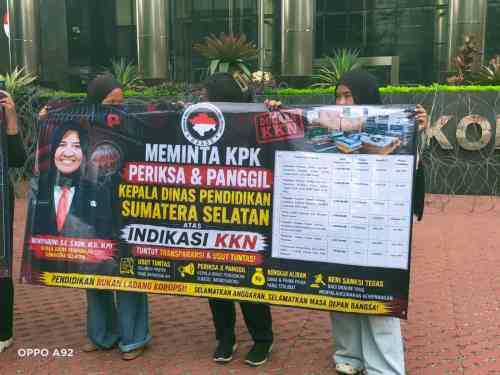 Demo di Gedung KPK, Massa Minta Gubernur Sumsel dan Kadisdik Diperiksa Demo di Gedung KPK, Massa Minta Gubernur Sumsel dan Kadisdik Diperiksa