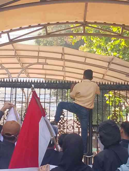 Aksi PMPRI Warnai Pagi di Kejaksaan Agung, Tuntut Penegakan Hukum Sejumlah Perkara Strategis Aksi PMPRI Warnai Pagi di Kejaksaan Agung, Tuntut Penegakan Hukum Sejumlah Perkara Strategis