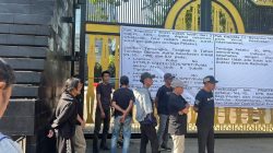 Massa Gelar Orasi di Polda Metro Jaya, Dorong Penuntasan Dugaan Pelanggaran Pelayanan Kesehatan