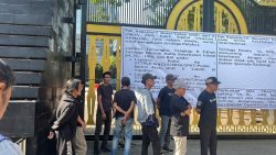 Massa Gelar Orasi di Polda Metro Jaya, Dorong Penuntasan Dugaan Pelanggaran Pelayanan Kesehatan