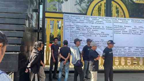 Massa Gelar Orasi di Polda Metro Jaya, Dorong Penuntasan Dugaan Pelanggaran Pelayanan Kesehatan