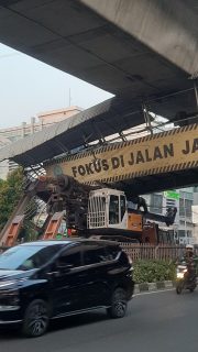 Sopir Diduga Lalai, Truk Alat Berat Tersangkut di JPO Jalan Kapten Tendean Jakarta