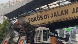 Sopir Diduga Lalai, Truk Alat Berat Tersangkut di JPO Jalan Kapten Tendean Jakarta