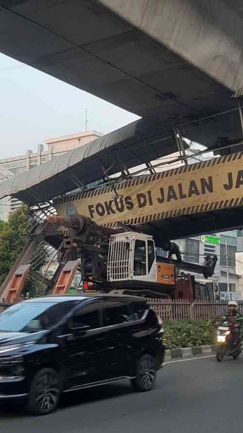 Sopir Diduga Lalai, Truk Alat Berat Tersangkut di JPO Jalan Kapten Tendean Jakarta