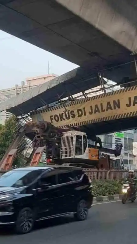 Sopir Diduga Lalai, Truk Alat Berat Tersangkut di JPO Jalan Kapten Tendean Jakarta