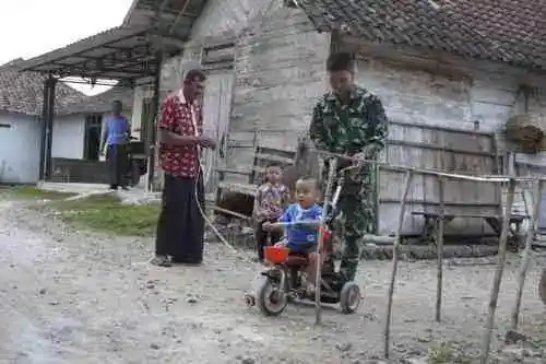 Sahabat Anak: Kehadiran Satgas TMMD 129 Bojonegoro Bawa Keceriaan bagi Bocah Kesongo