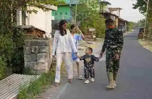 Bikin Adem! Kehadiran Satgas TMMD 129 Bojonegoro Jadi “Kakak Baru” Anak Desa Kesongo