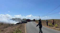 TIM DAMKAR YONIF TP 886/PJ SIGAP PADAMKAN KEBAKARAN KENDARAAN PICK UP DI JALAN RAYA TANGGUNG GUNUNG KEC.KALIDAWIR KAB.TULUNGAGUNG Respons Cepat Wujud Kepedulian TNI dalam Membantu Masyarakat