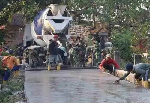 Satgas TMMD 129 Bojonegoro ‘Ngebut’ Cor Jalan Kedungpandan