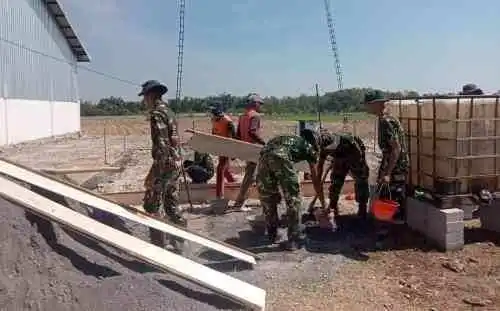 Sinergi Bangun Desa, Perkuat Ekonomi: Satgas TMMD 129 Bojonegoro Kebut Pembangunan Musholla Rest Area Kesongo