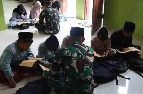 Duduk Lesehan: Satgas TMMD 129 Bojonegoro Dampingi Anak Anak Krebet Belajar Mengaji