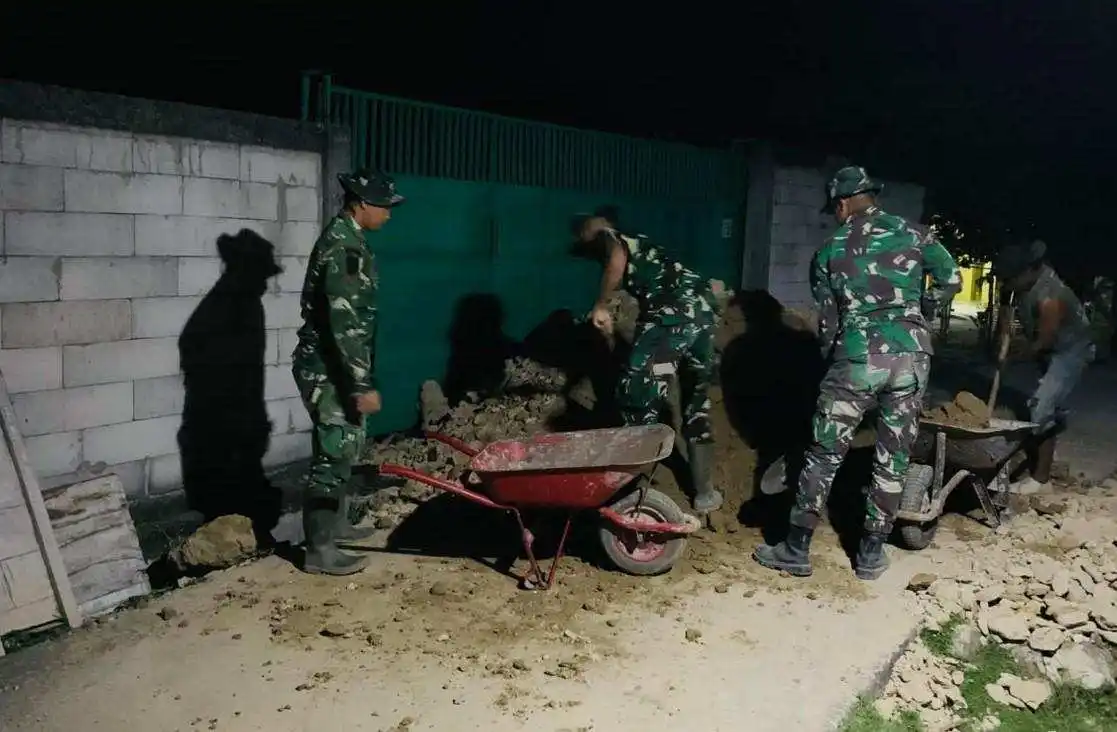 Tak Kenal Lelah! Satgas TMMD 129 Bojonegoro Kerja Lembur Rehab Rumah Ibu Saelah