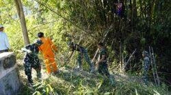 Rawat Ekosistem Alam: Satgas TMMD 129 Bojonegoro bersama Masyarakat Bersihkan Bantaran Sungai Kesongo